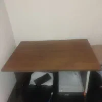 میز تحریر مطالعه نشسته