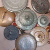 شمعدان برنجی درب قدیمی میز وصندلی چوبی قاجاری