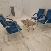 فروش ۴ عدد صندلی اداری با یک میز شیشه ای