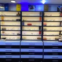 تجهیز ویترین دکووری قفسه عینک فروشی