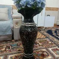 یک عدد گلدان با گل