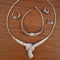 سرویس. طلا.   خارجی بسیار شکیل