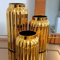 تعدادی دکوری طلایی رنگ