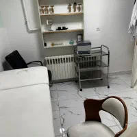 یک اتاق در یک کلینیک درمانی مجهز