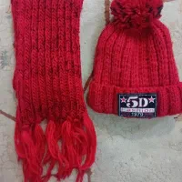 تعدادی کفش و شال و کلاه