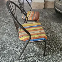 صندلی  دو عدد  فلزی  کف چرم  و میز چوبی خاطره