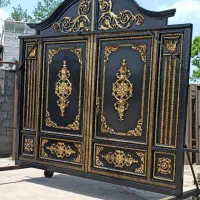 یک استاد کار درب پنجره ساز آهنی