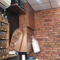 صندلی آرایشگاه. اینه . میز. آبسرد کن . تلوزیون