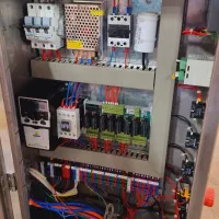 تکنسین برق مسلط به مونتاژ تابلو برق و تعمیرات