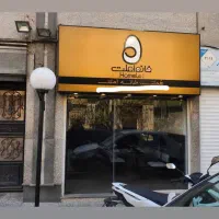 همکار خانم در کافی شاپ