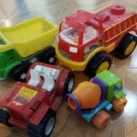 ماشین اسباب بازی و تعداد زیادی سی دی