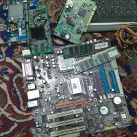 تعدادی قطعات کامپیوتر
