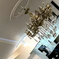 لوستر ده شاخه با قطر حدود یک متر