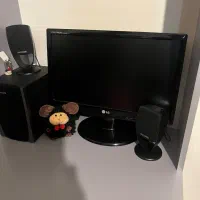 مانیتور LG و سه تا باندو کتابخانه با کمی خط و خش