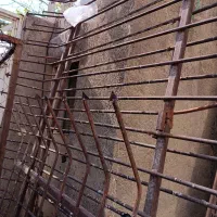 نرده روی دیوار