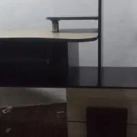 میز تحریر و کامپیوتر