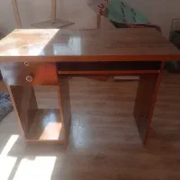 میز تحریر و کامپیوتر