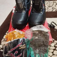 دو جفت کفش ایمنی  شش جفت دستکش
