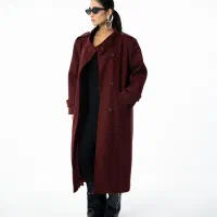 فروشنده خانوم کار در بوتیک