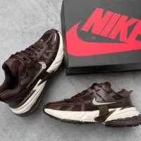 فروشگاه کتونی برند شاپ فردوس خیابان انقلاب ۷|کیف، کفش، کمربند|فردوس (خراسان), |دیوار