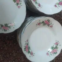 بشقتب خورش خوری و زیر دستی گل قرمز قدیمی