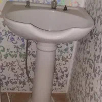 سرشورایستاده وآینه وقاب  ودستشور