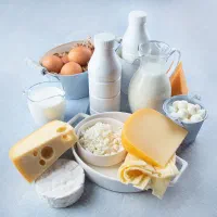 فروشنده خانم پاره وقت در فروشگاه لبنیاتی سده لنجان
