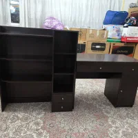 میز کامپیوتر و کتابخانه