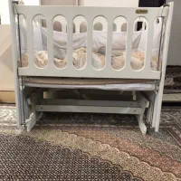 گهواره کنار مادر