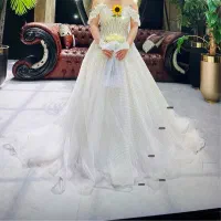 لباس عروس از مزون هستی یبار پوشیده شده با شنل تور