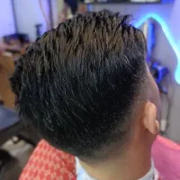 آرایشگر مردانه با سابقه با جای خواب