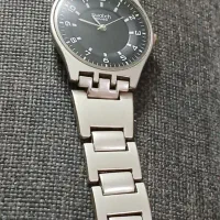 یکعددساعت مچی بندفلزی