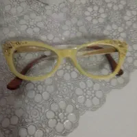 یک عدد عینک نگین دار  دسته طلا