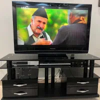 تلویزیون ۴۲ اینچ پاناسونیک با میز و سه دستگاه