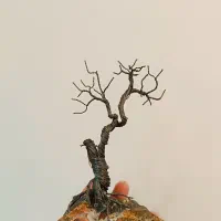 مجسمه سیمی (درخت بریده شده )