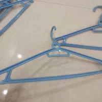 چوب لباس آبی