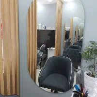 صندلی و آیینه و تخت و صندلی اصلاح