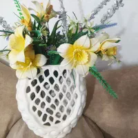 گلدان مشبک سرامیکی دکوری با گل نرگس مصنوعی