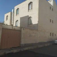 آپارتمان در حد ویلایی هم کف دارای 60متر حیاط