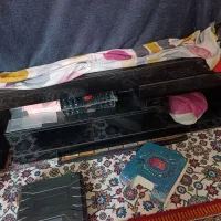 ساعت و زیر تلویزیون