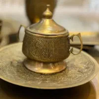 یک سماور قدیمی با سینی قندون
