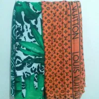 تعدادی روسری وشومیز|لباس|رباط‌کریم, رباط‌کریم|دیوار