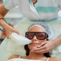 استخدام اپراتور لیزر مو