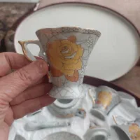 سروریس چای یا قهوه خوری زیبا و یک گلدان زیبا|ظروف سرو و پذیرایی|شاهین‌شهر, نسیم ۵|دیوار