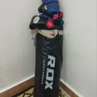 یک عدد کیسه بوکس با دستکش
