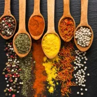 آسیاب ادویه جات کاملا خالص و طبیعی در حضور مشتری