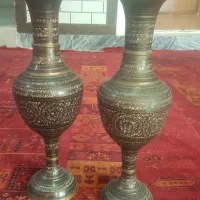گلدان برنجی کنار سالنی