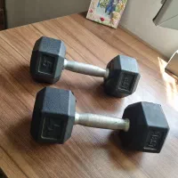 یک جفت دمبل 5 کیلویی ( هر کدام)