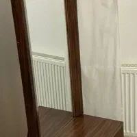 کنار تختی و آیینه