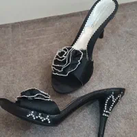 تعدادی کفش چرم و صندل